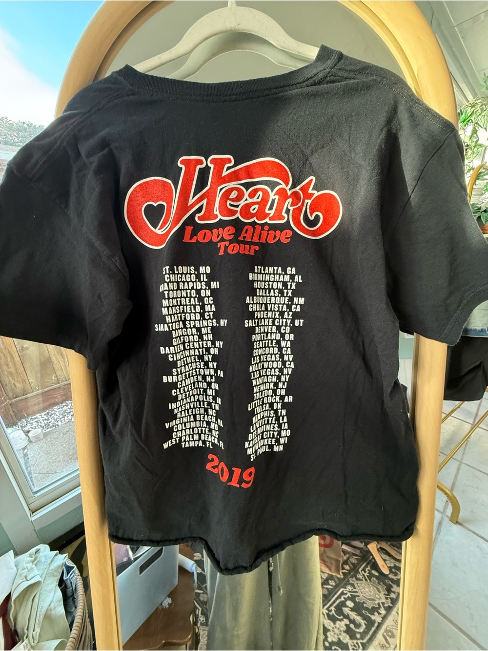 Official HEART 2019 Love Alive Tour Graphic Tee Classic Rock Band Shirt - Picture 3 of 3